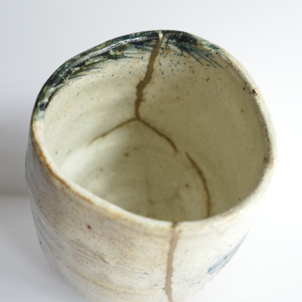 Tasse à thé et café "Sur l'ombrelle, la pluie" Kohiki (Réparée Urushitsugi) - Shōgo IKEDA