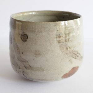 Tasse à Sake "Kuro nagashi 黒流" Etchū Seto-yaki 115ml et Boîte Tomobako signée - Fumi KITAMURA
