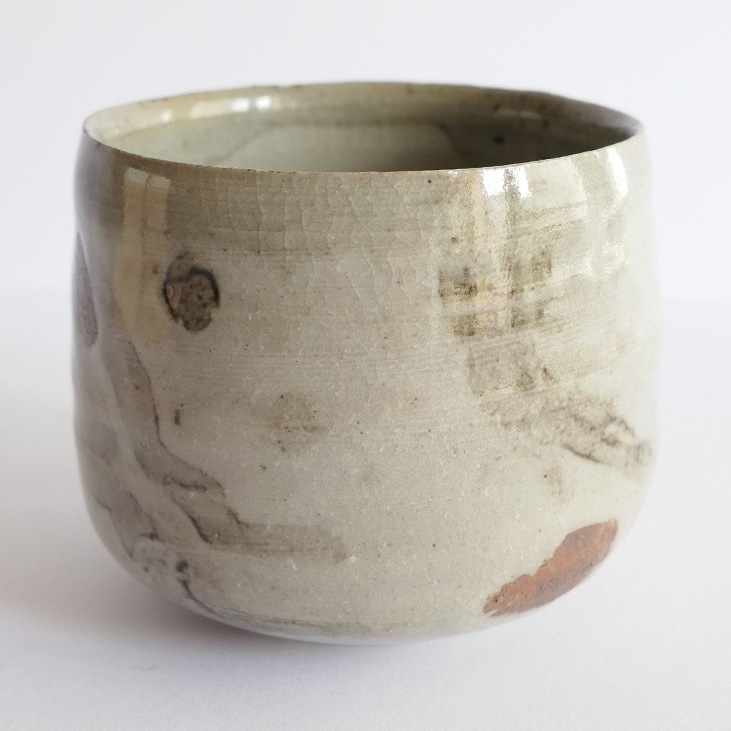 Tasse à Sake "Kuro nagashi 黒流" Etchū Seto-yaki 115ml et Boîte Tomobako signée - Fumi KITAMURA
