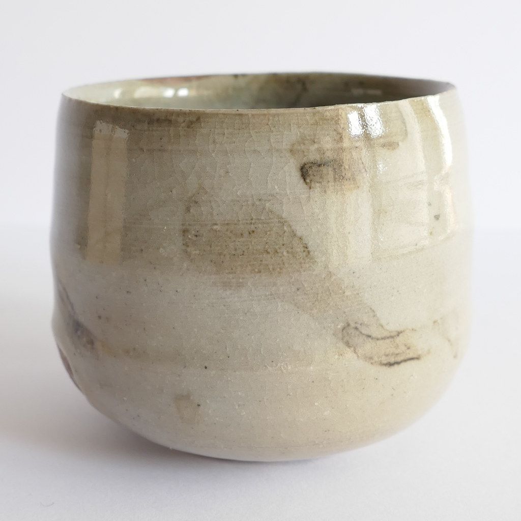 Tasse à Sake "Kuro nagashi 黒流" Etchū Seto-yaki 115ml et Boîte Tomobako signée - Fumi KITAMURA