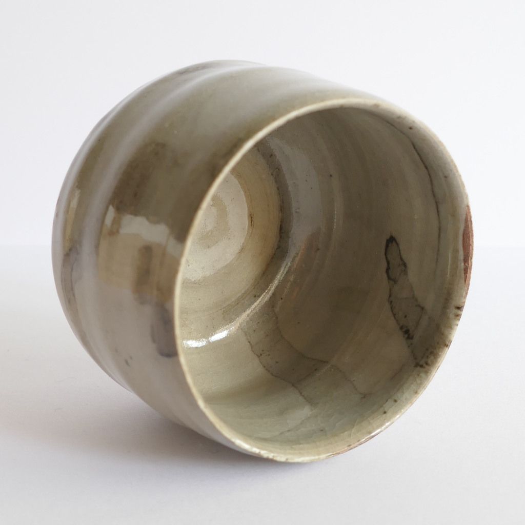 Tasse à Sake "Kuro nagashi 黒流" Etchū Seto-yaki 115ml et Boîte Tomobako signée - Fumi KITAMURA