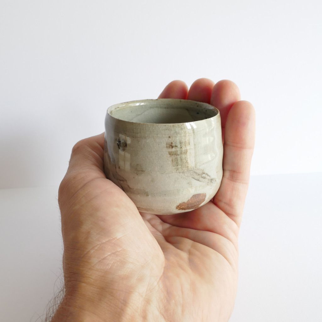 Tasse à Sake "Kuro nagashi 黒流" Etchū Seto-yaki 115ml et Boîte Tomobako signée - Fumi KITAMURA