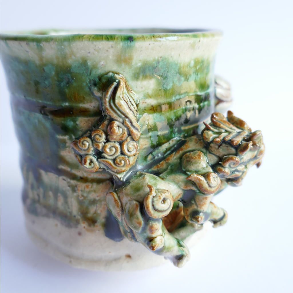 Tasse à thé et café "Lion et Balle" Oribe-yaki Shinsha-yū et Boîte Tomobako signée - Atsushi HAMADA