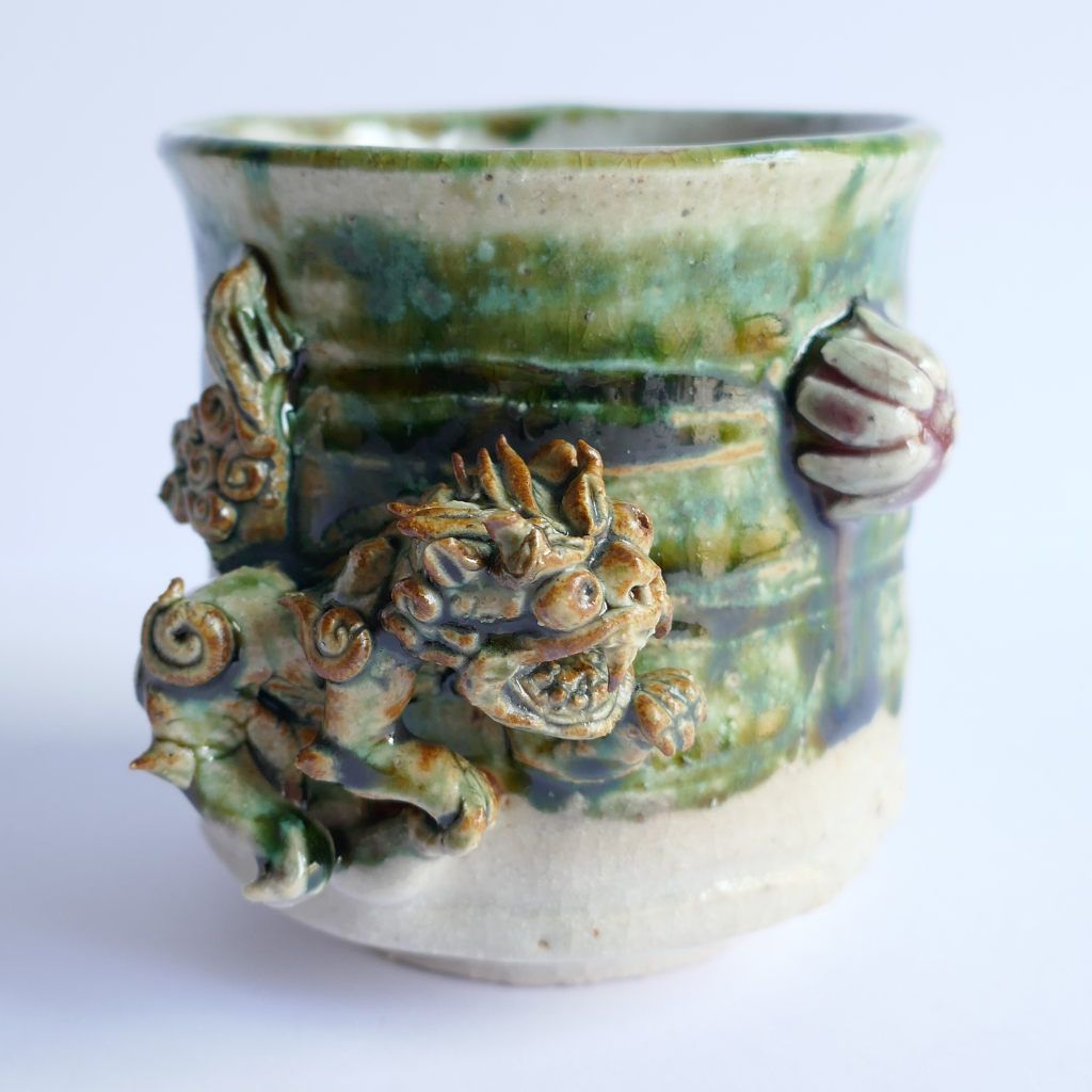 Tasse à thé et café "Lion et Balle" Oribe-yaki Shinsha-yū et Boîte Tomobako signée - Atsushi HAMADA