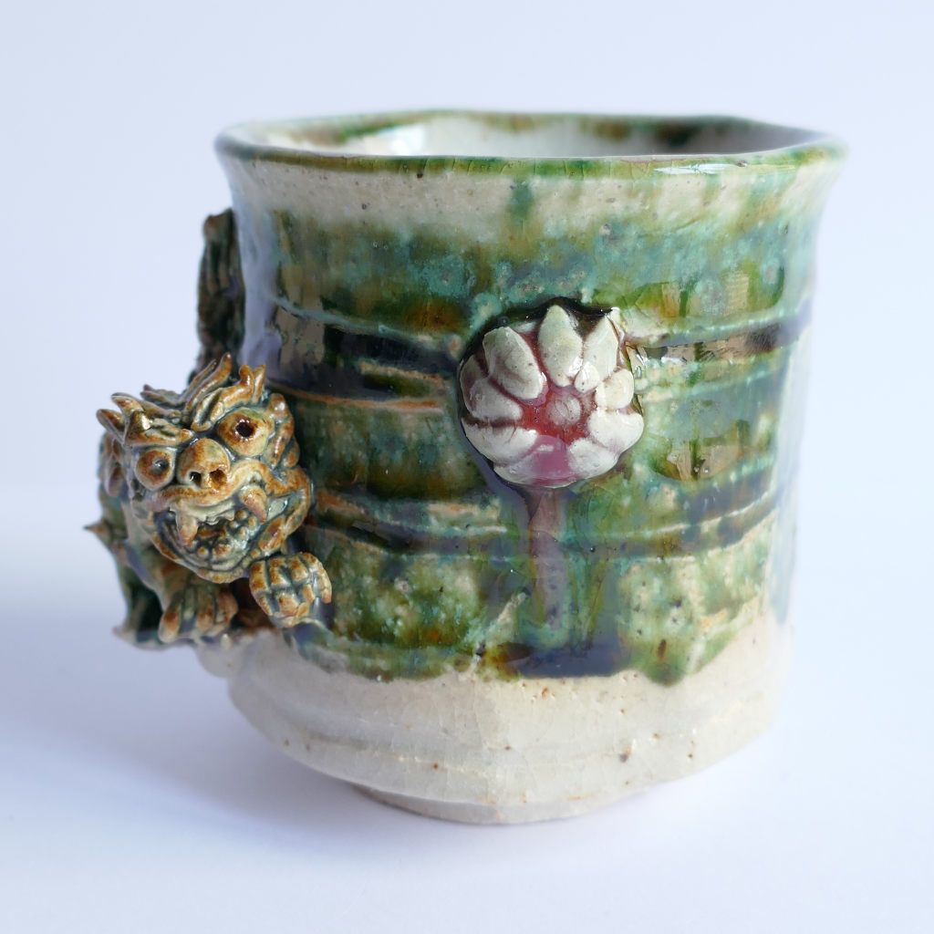 Tasse à thé et café "Lion et Balle" Oribe-yaki Shinsha-yū et Boîte Tomobako signée - Atsushi HAMADA