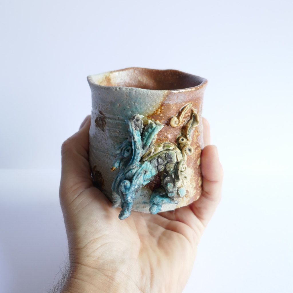 Tasse à thé et café "Licorne chinoise" Yōhen Oribe-yaki et Boîte Tomobako signée - Atsushi HAMADA