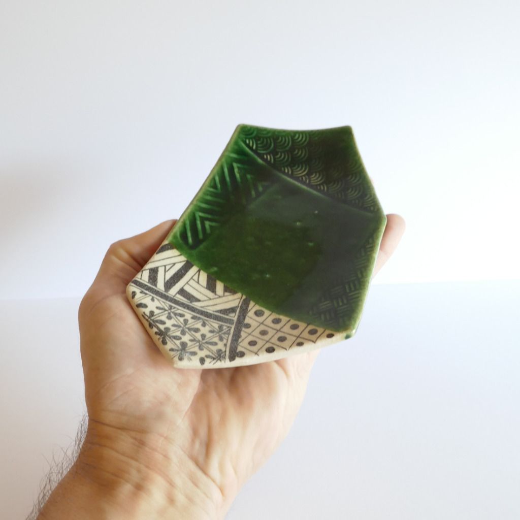 Assiette hexagonale Oribe-yaki - Chiho ITO