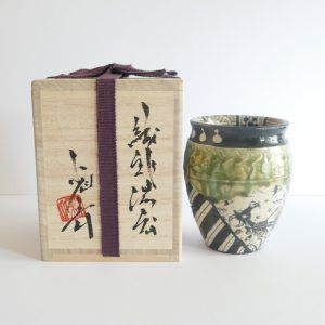 Tasse à thé et café "Tsubo Tsuru Inu Hariko" Oribe-yaki et Boîte Tomobako signée et décorée - Shōgo IKEDA