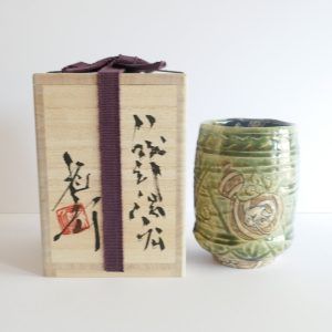 Tasse à thé et café "Hyōtan Kyūsu" Oribe-yaki et Boîte Tomobako signée et décorée - Shōgo IKEDA