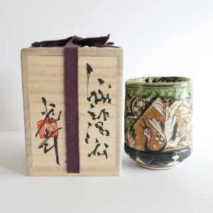 Tasse à thé et café "Tsuru Take Tora" Oribe-yaki et Boîte Tomobako signée et décorée - Shōgo IKEDA