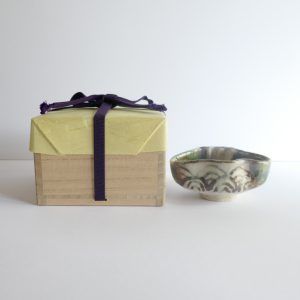 Tasse à Sake "Fujisan" Oribe-yaki et Boîte Tomobako signée - Shūji FUJIMURA